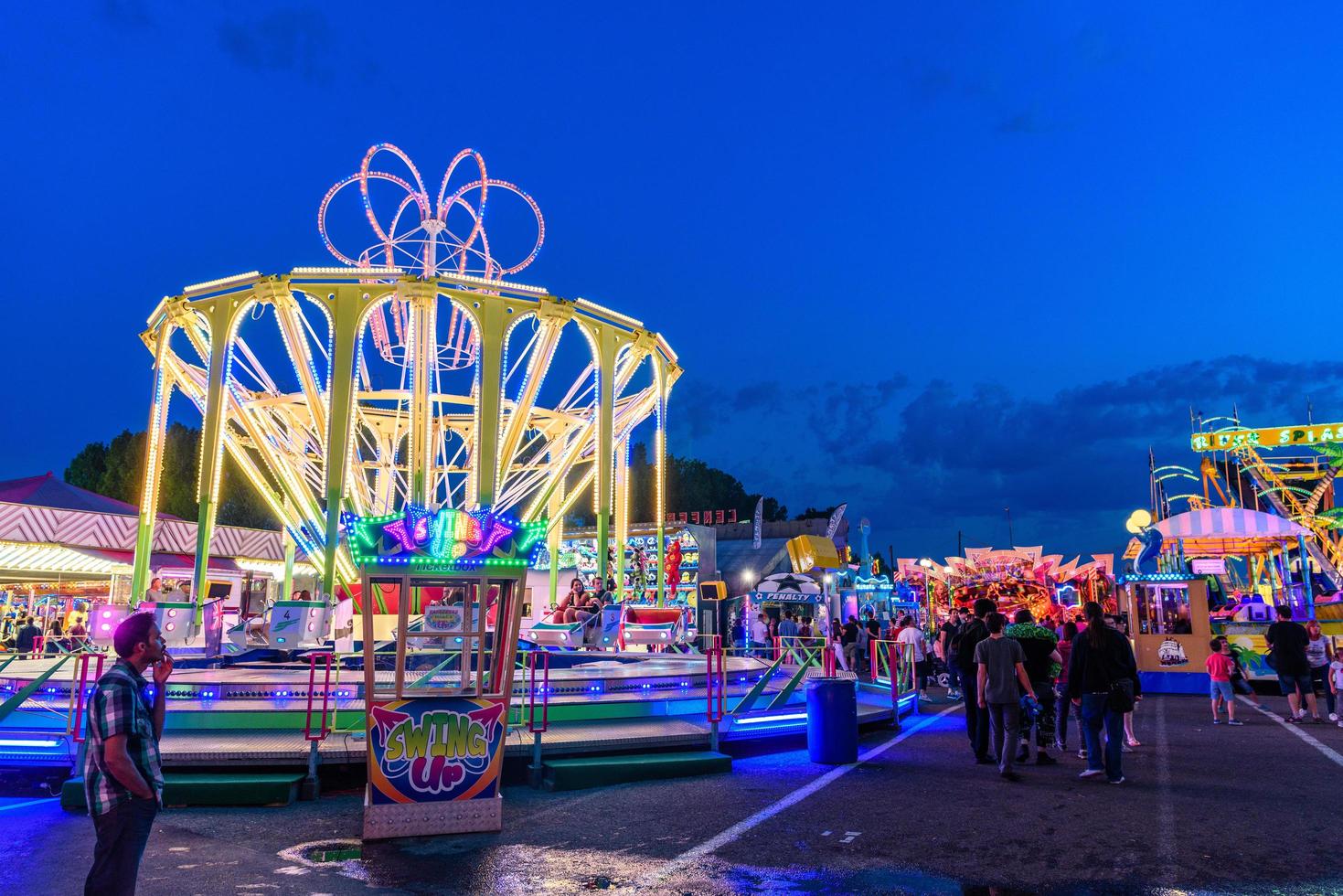 ginevra, svizzera - maggio 2017 parco divertimenti di notte a losanna, svizzera foto