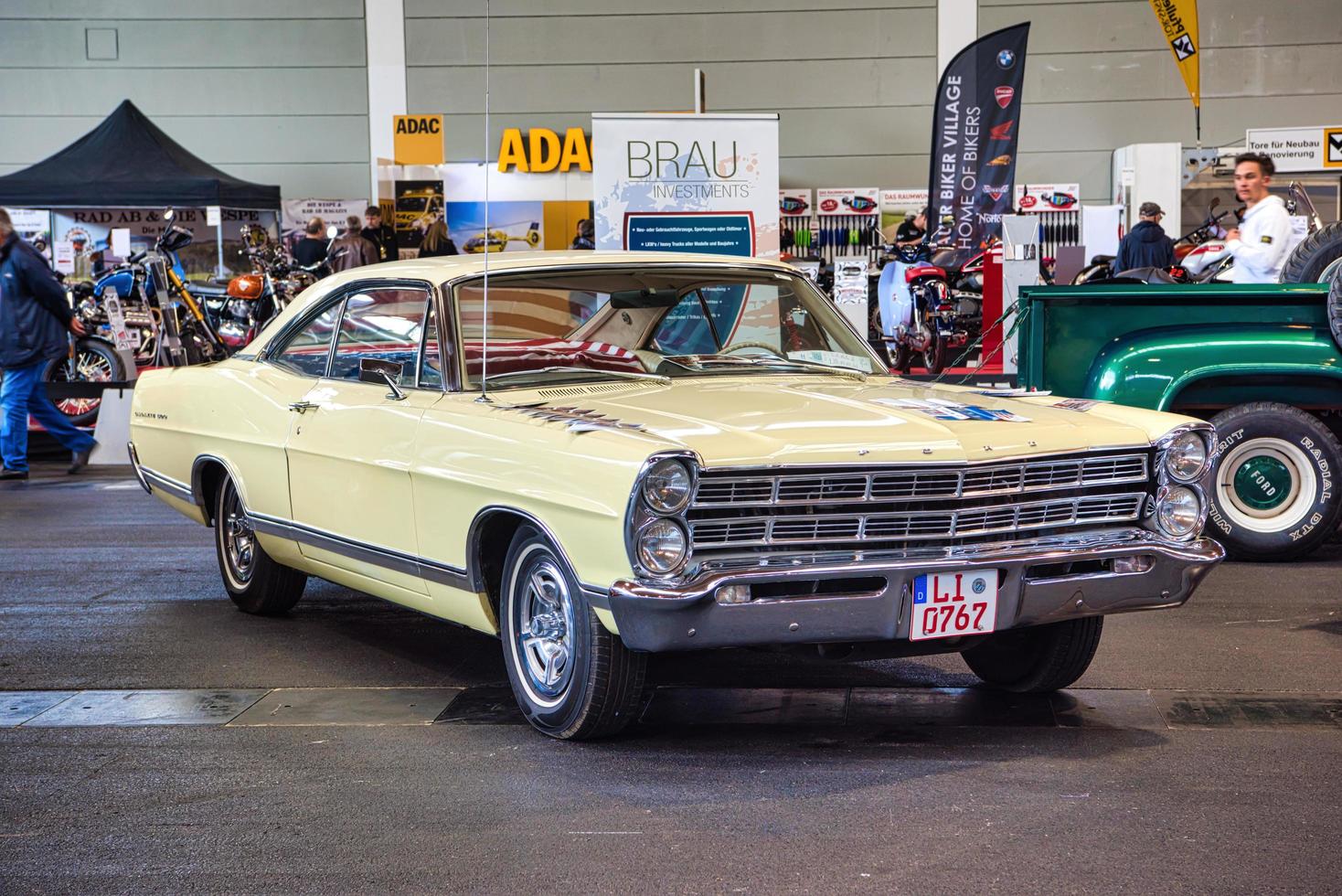 friedrichshafen - maggio 2019 beige avorio ford galaxie 500 al motorworld classics bodensee l'11 maggio 2019 a friedrichshafen, germania foto