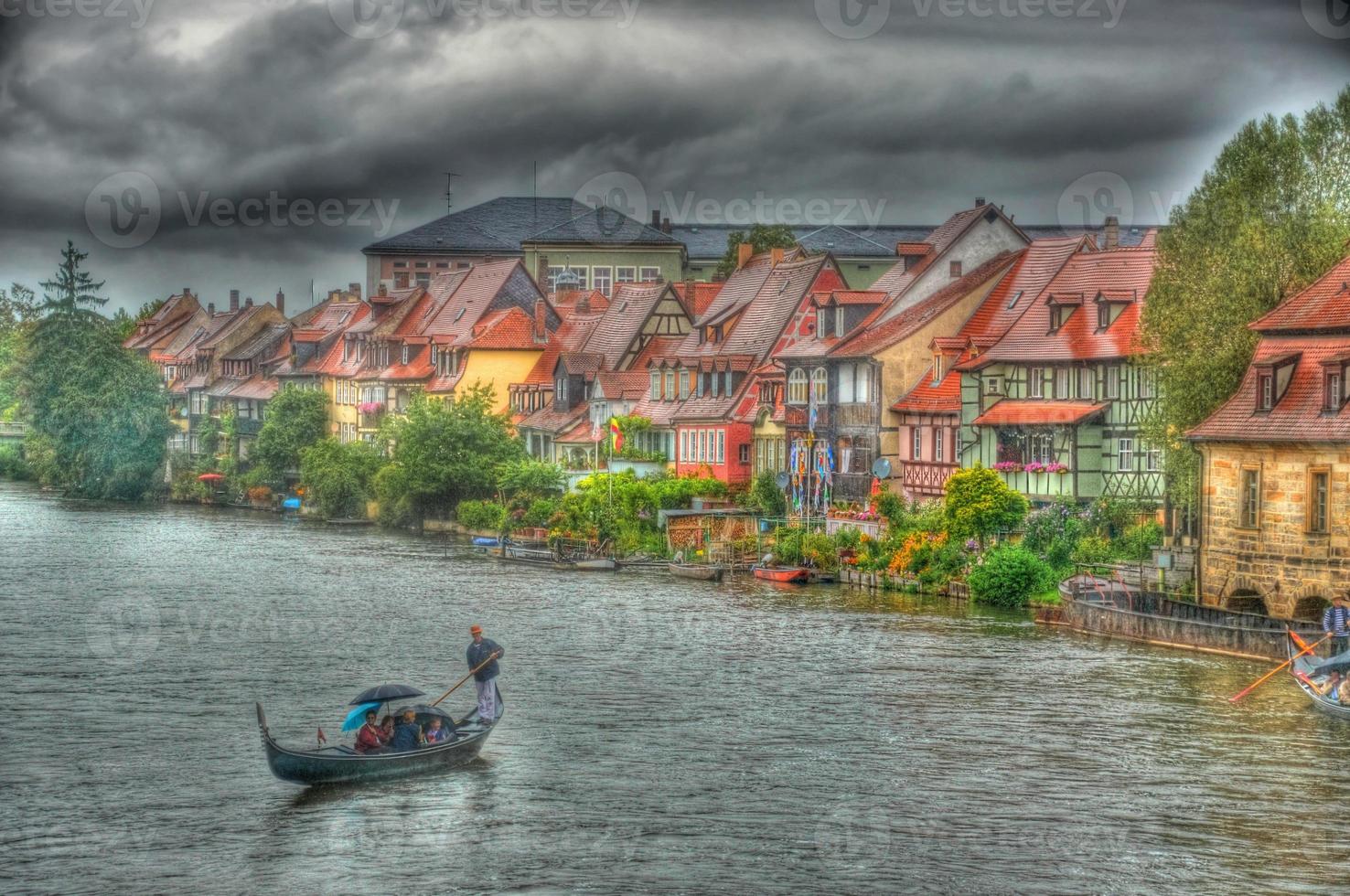 regnitz river hdr con belle case e una barca a bamberg, bayern baviera, germania foto