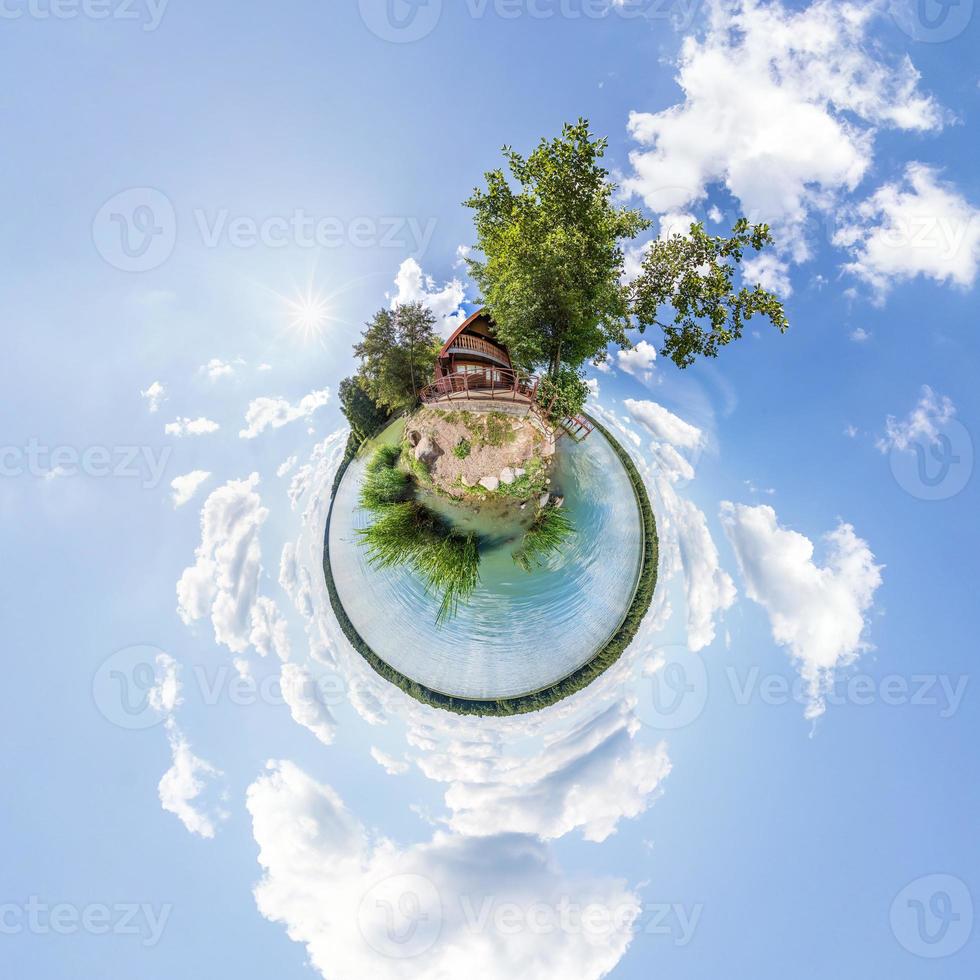 trasformazione del piccolo pianeta del panorama sferico a 360 gradi. vista aerea astratta sferica vicino al fiume con bellissime nuvole fantastiche. curvatura dello spazio. foto
