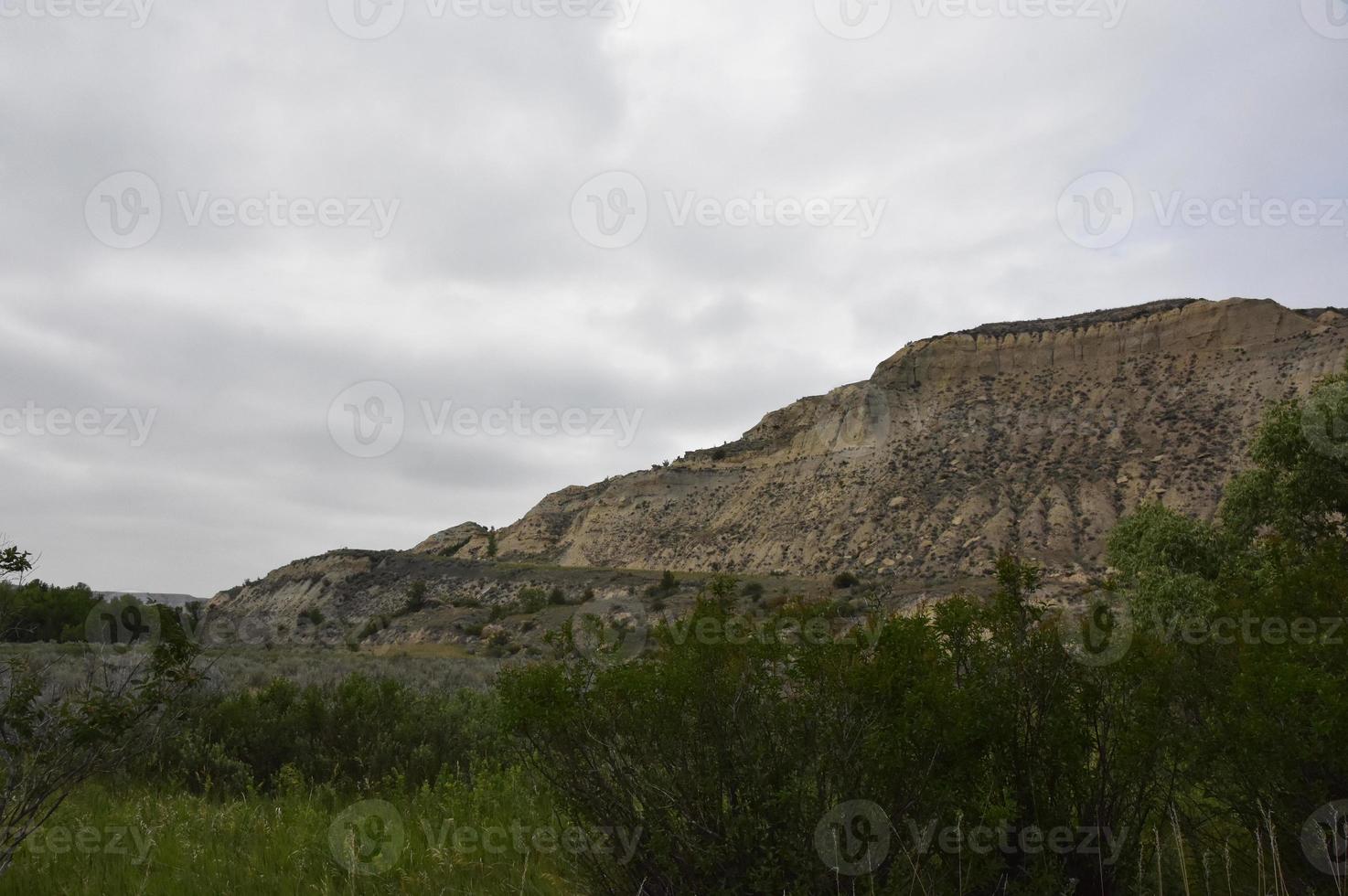 pendio di arenaria con grande collina in un canyon foto