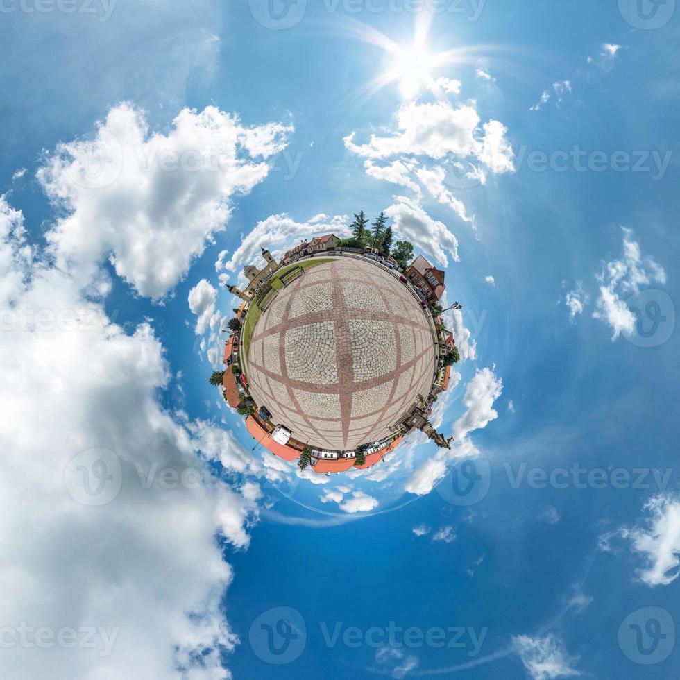 trasformazione del piccolo pianeta del panorama sferico a 360 gradi. vista aerea astratta sferica in una piccola città con bellissime nuvole fantastiche. curvatura dello spazio. foto