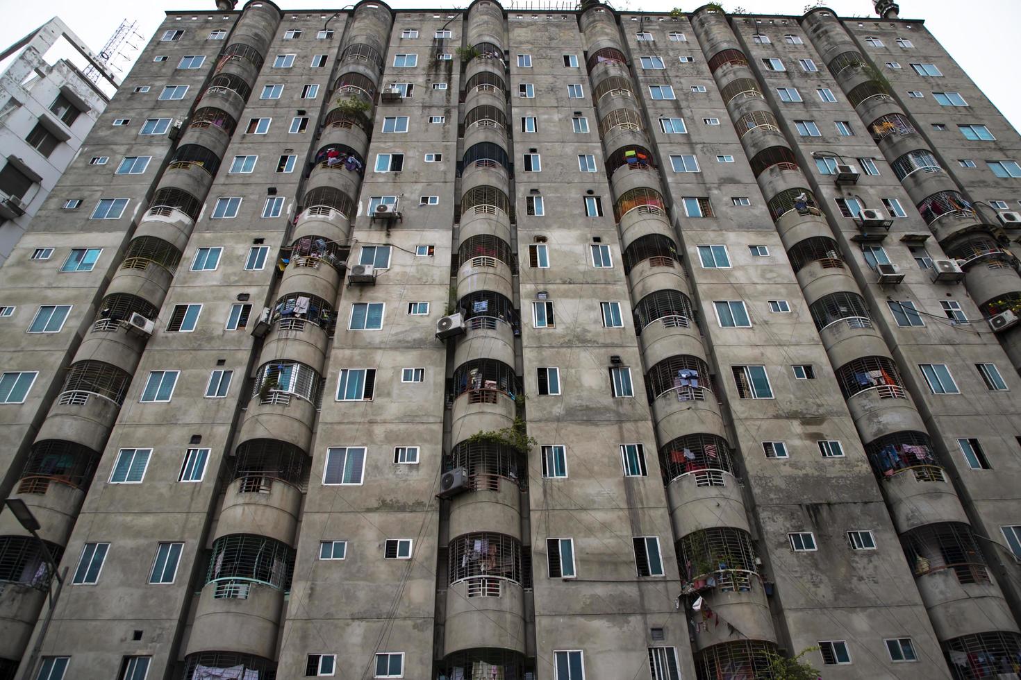 Immagine ravvicinata del design esterno di un edificio residenziale, finestre e balconi foto