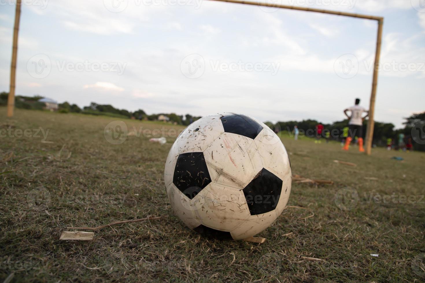 primo piano di un pallone da calcio sul campo da gioco foto