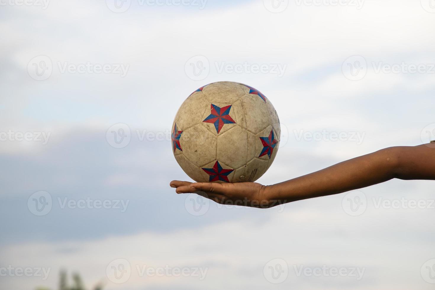 vecchio pallone da calcio sporco sulla mano foto