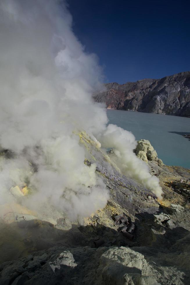 miniera di zolfo all'interno del cratere del vulcano ijen, java orientale, indonesia foto