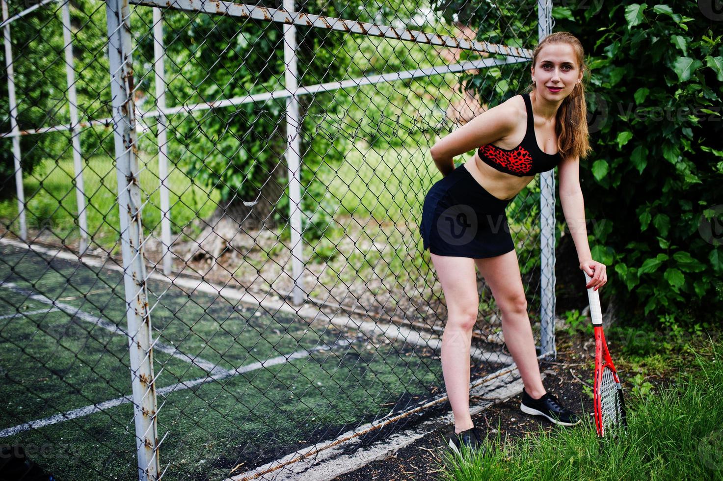 bella donna sportiva tennista con racchetta in costume sportivo. foto