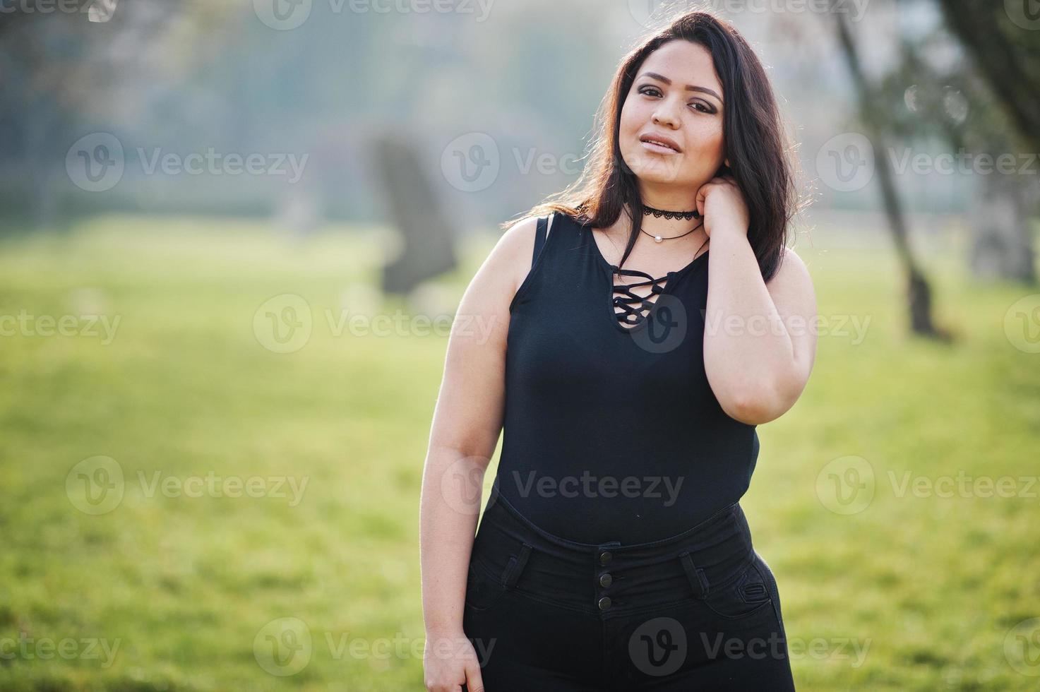 bella modella latina dell'Ecuador indossa su nero posata in strada. foto