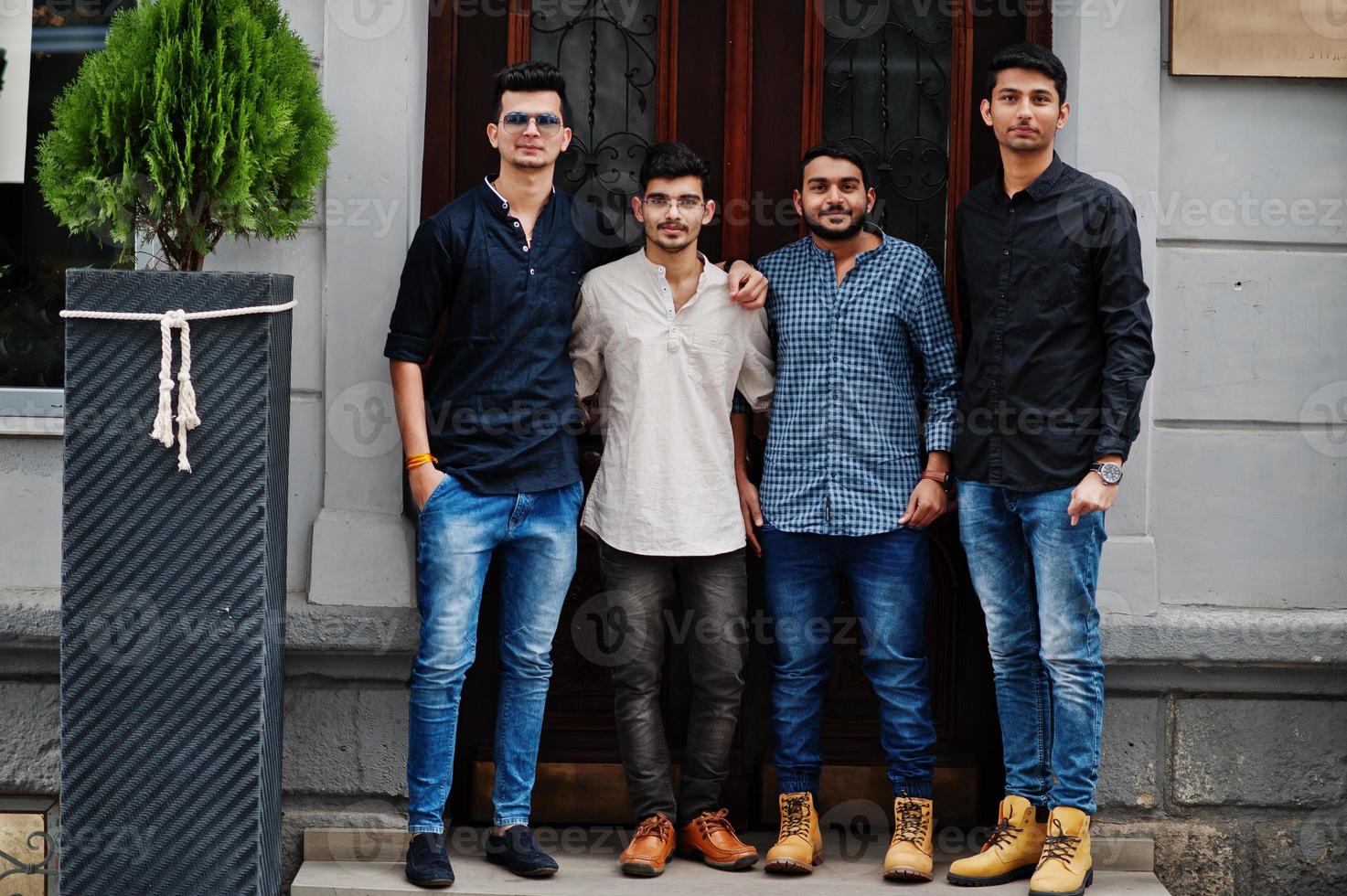 gruppo di quattro uomini di amicizia di etnia indiana. foto