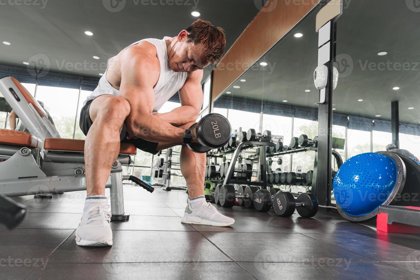 gli uomini asiatici si esercitano sollevando pesi o sollevando manubri. concetto di fitness bodybuilder asiatico foto