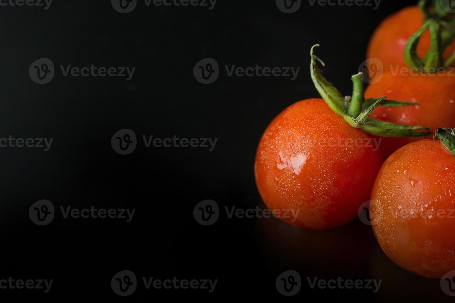 primo piano pomodoro fresco su sfondo nero tavolo. foto