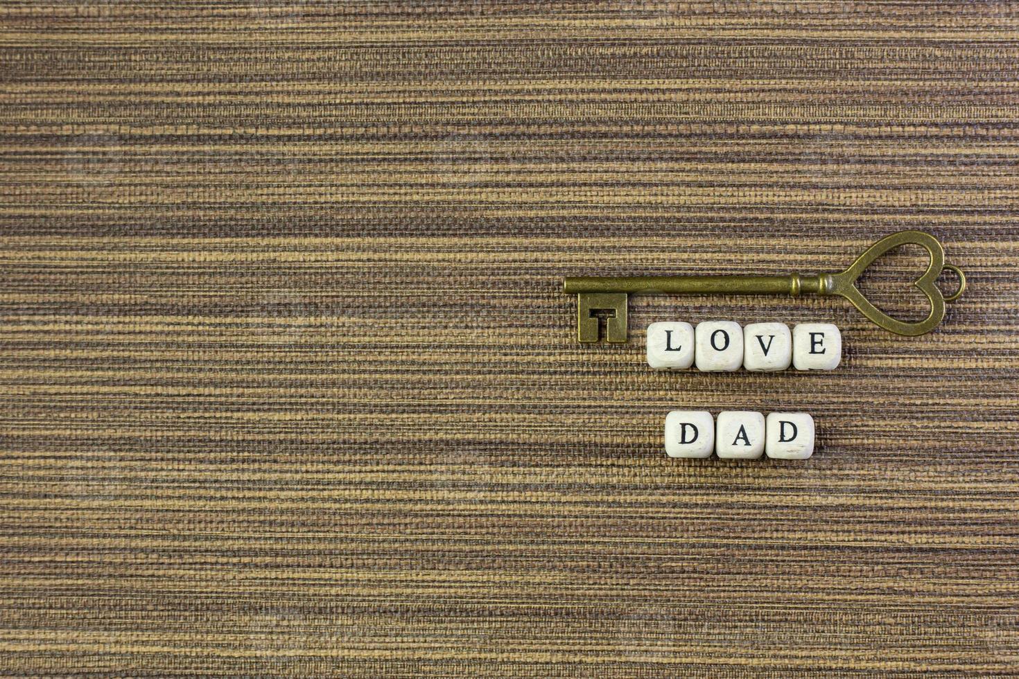 testo in legno per l'immagine ravvicinata del contenuto della festa del papà. foto