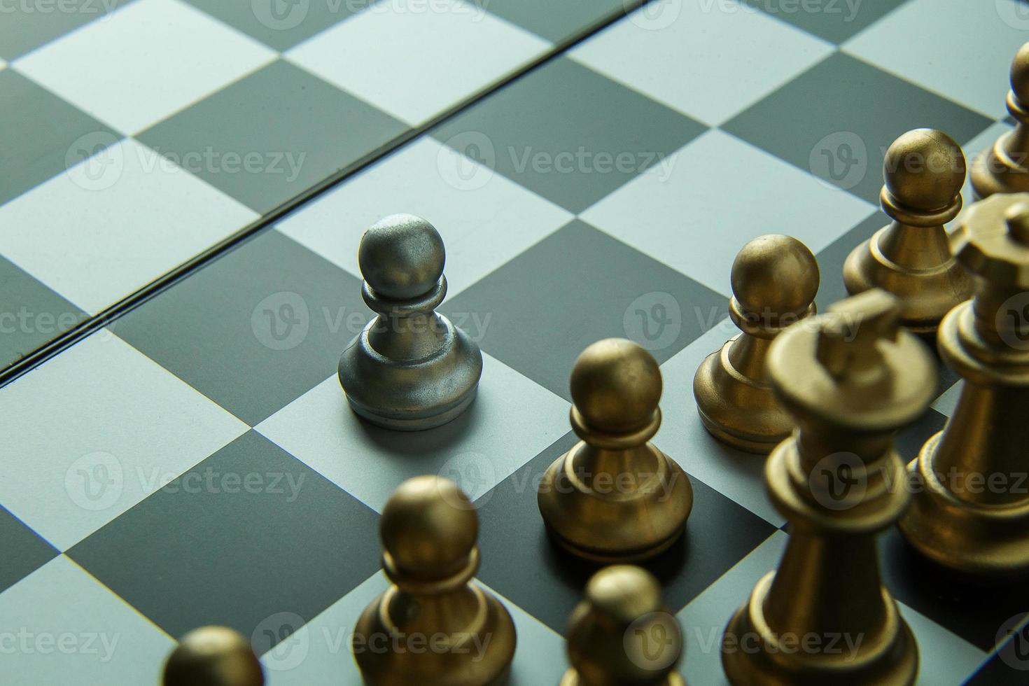 scacchi d'oro e d'argento a bordo primo piano immagine sfondo astratto. foto