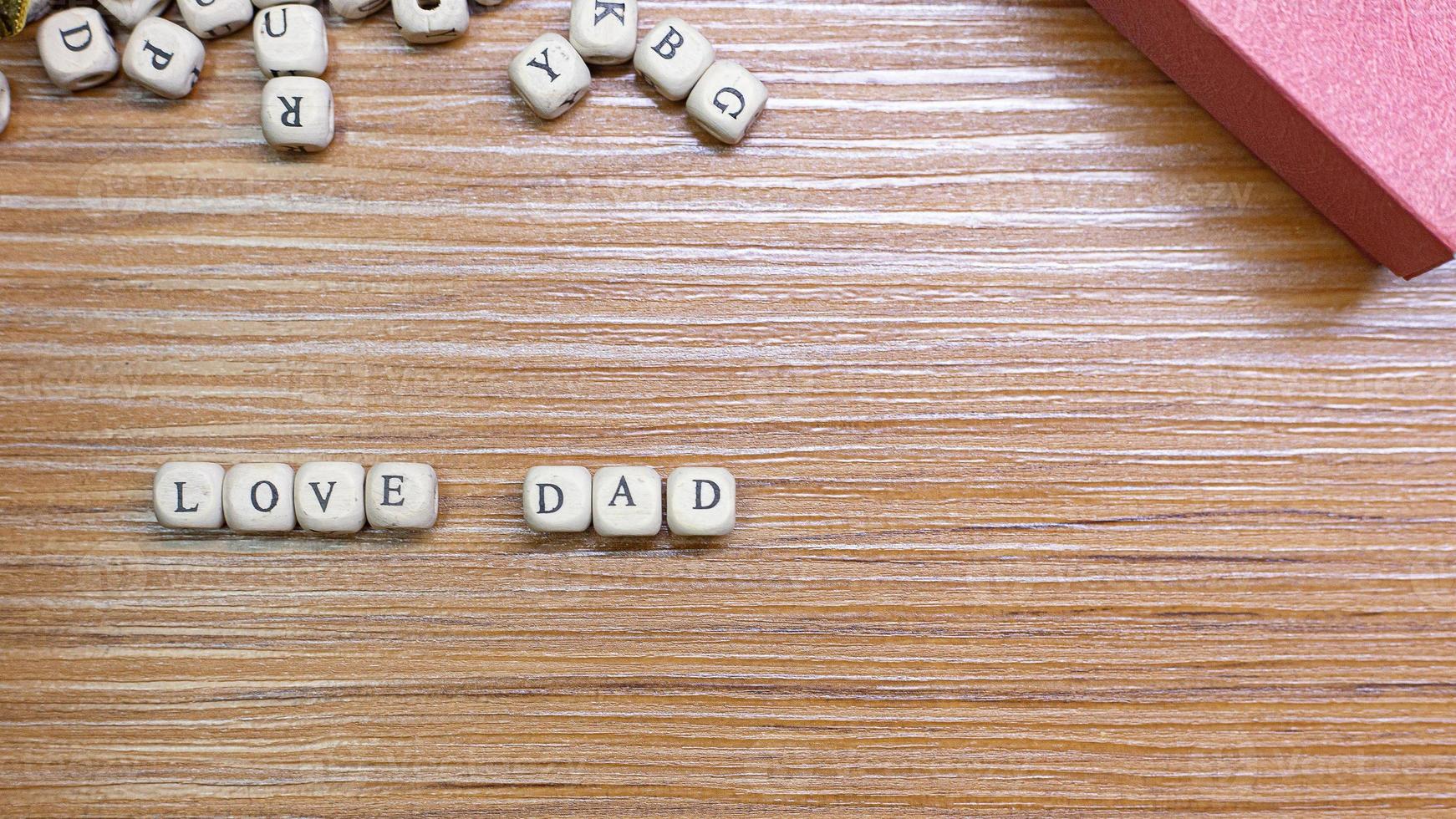 celebrazione della festa del papà su sfondo di legno vista dall'alto foto