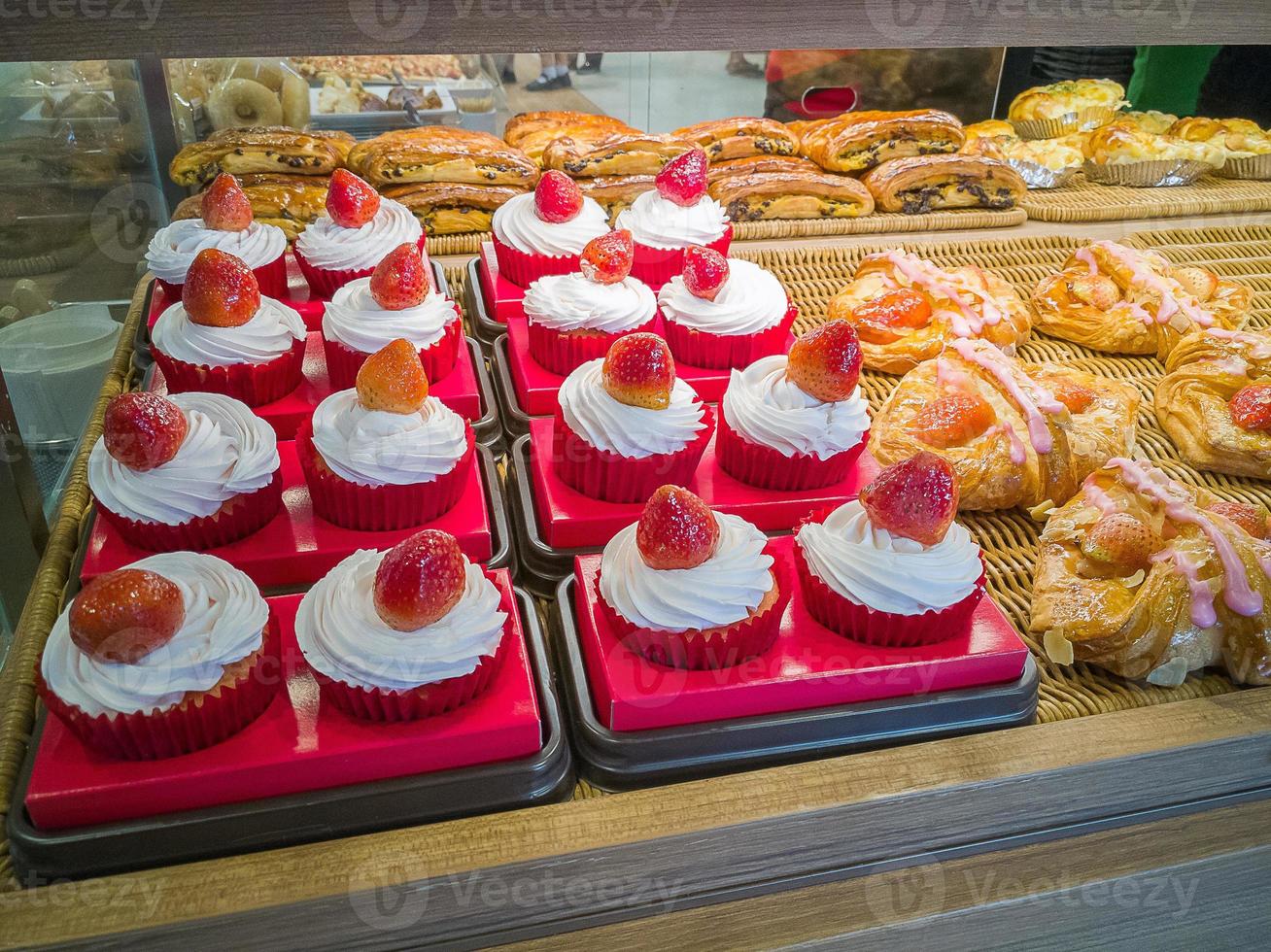 immagine cupcake alla fragola nel negozio di panetteria. foto