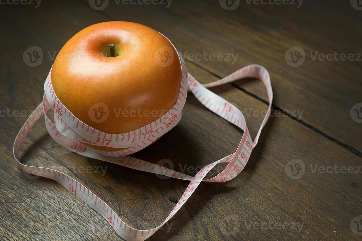 mela e immagine del nastro di misurazione per il contenuto della dieta. foto