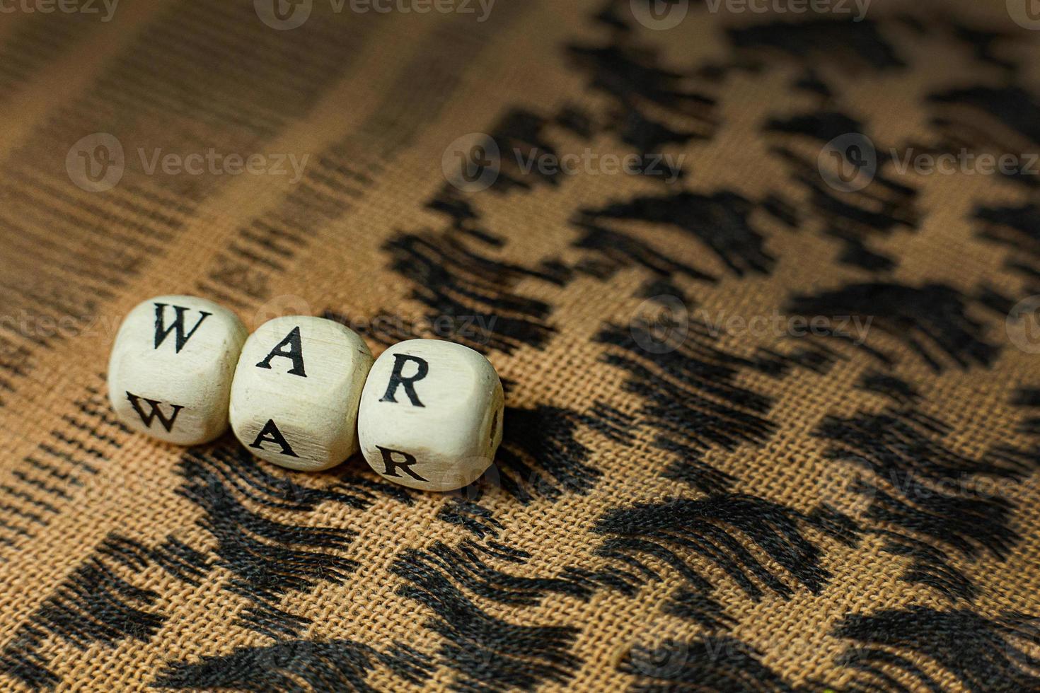 guerra al cubo di legno su shemagh per contenuto militare. foto