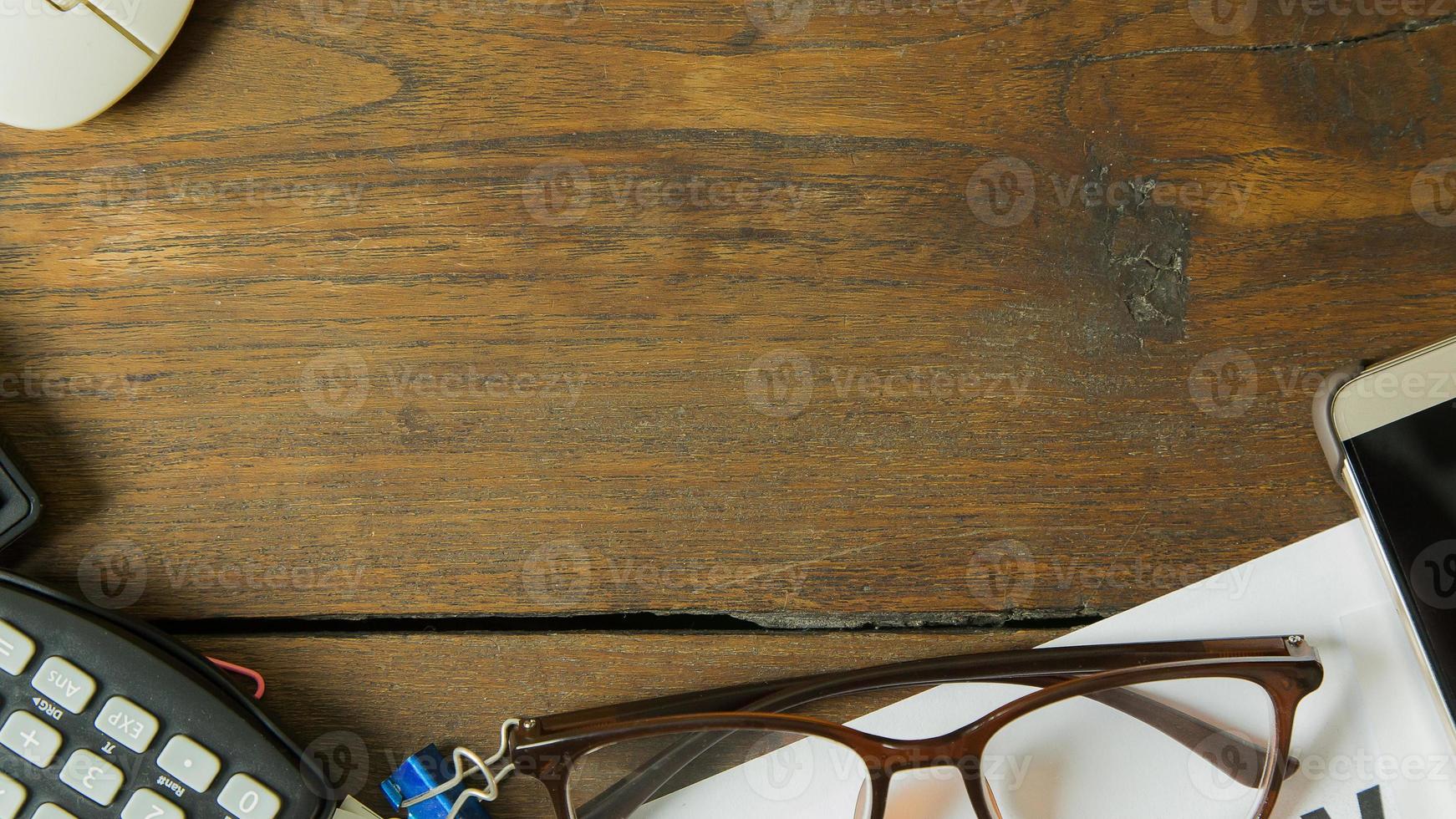 uomo d'affari che lavora su tavola di legno sfondo piatto laici. foto