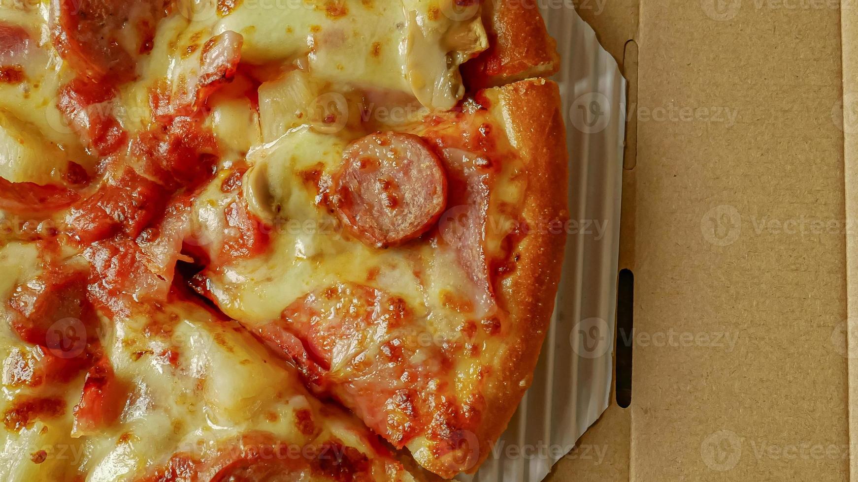 pizza in scatola di carta immagine ravvicinata per contenuto alimentare. foto