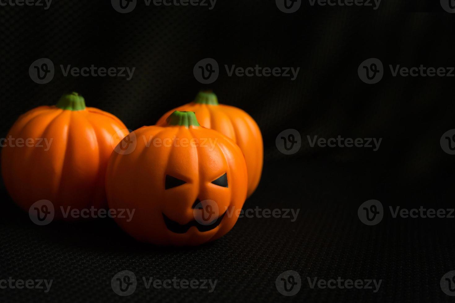 il jack della zucca di Halloween nell'immagine di sfondo nera delle vacanze. foto