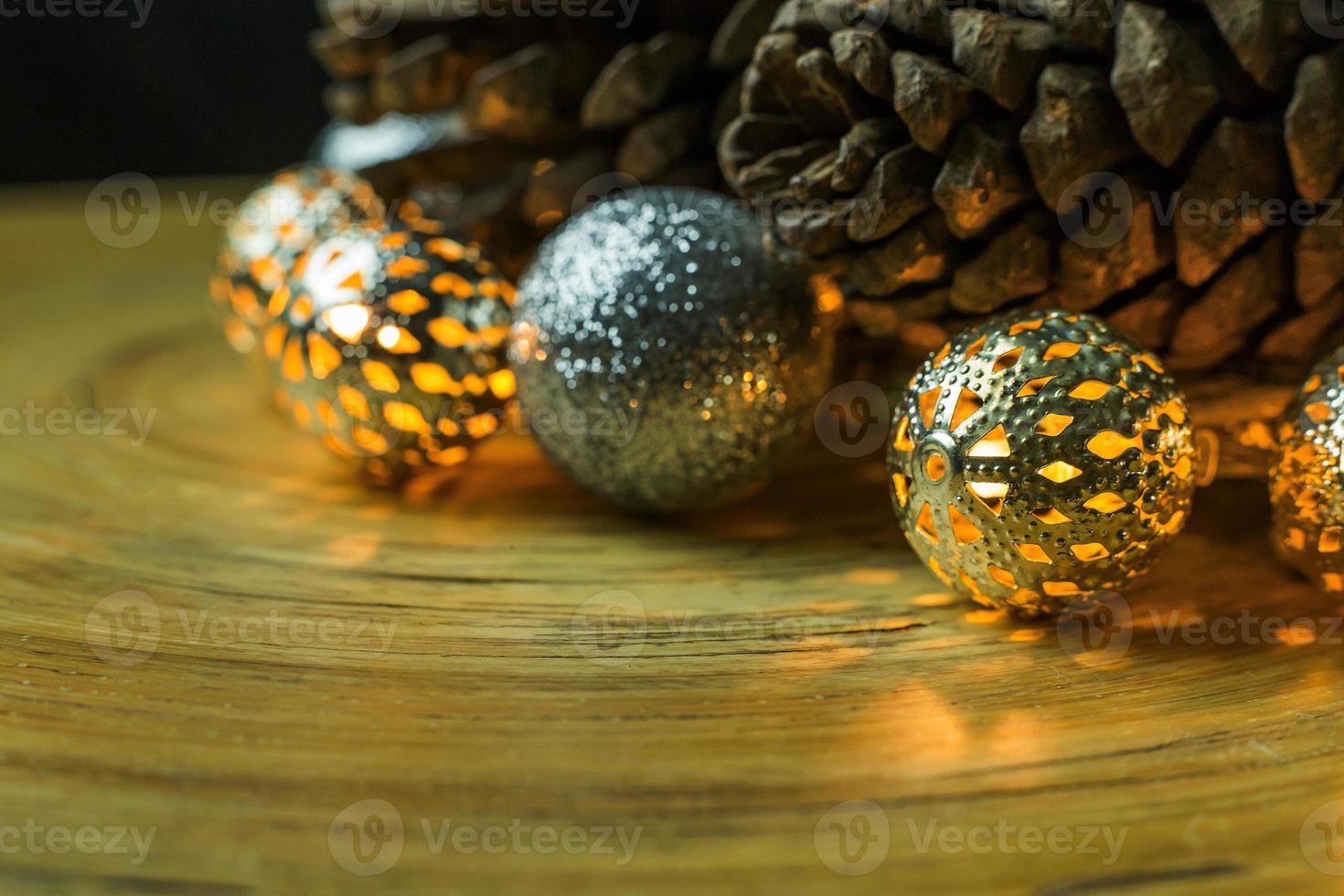 palla di Natale e pigne su fondo di legno. foto