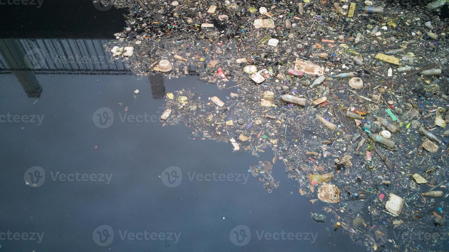 l'inquinamento dell'acqua ha effetti sui rifiuti sporchi nel canale. foto