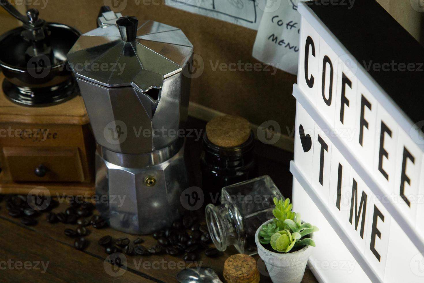 caffè torrefattore vintage su tavola di legno. foto