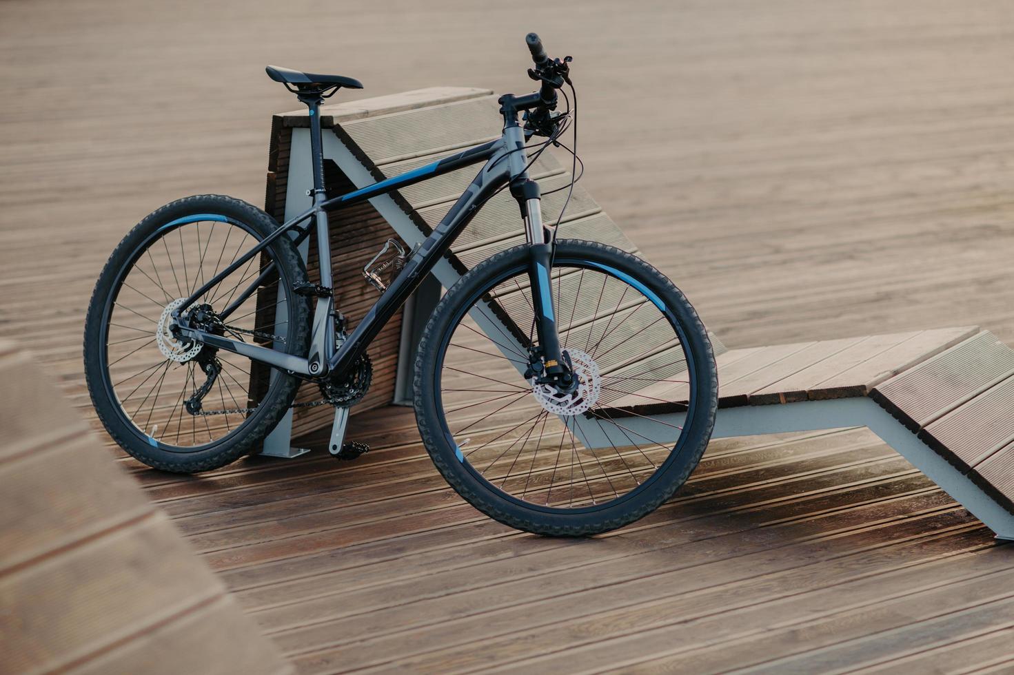 bicicletta a scatto fisso in ambiente urbano. bici sportiva estiva all'aperto. concetto di trasporto e pendolarismo. velocità e corsa. bicicletta da montagna foto