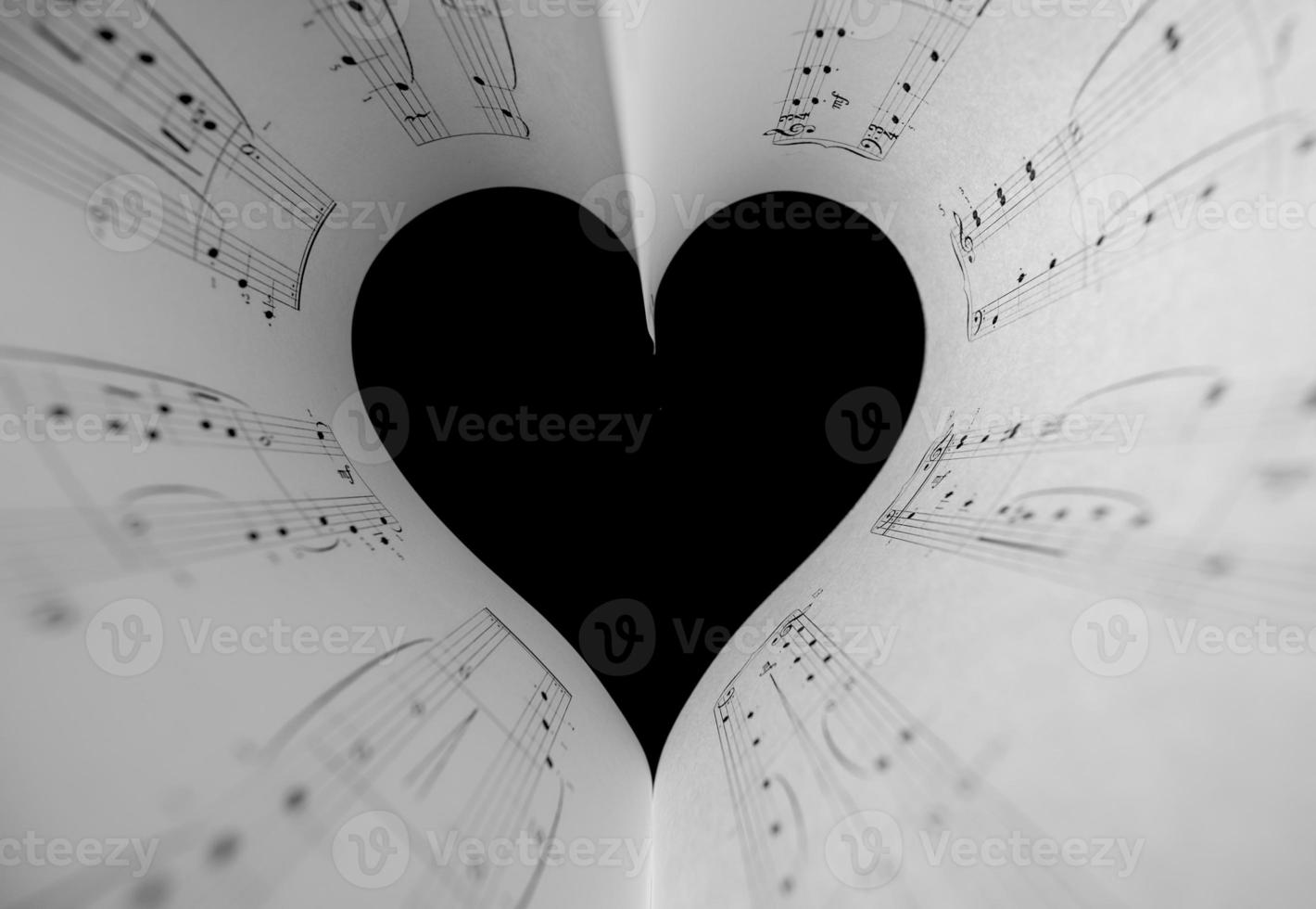 note di musica del cuore. il concetto in bianco e nero dell'amore per la musica. messa a fuoco morbida in primo piano. foto