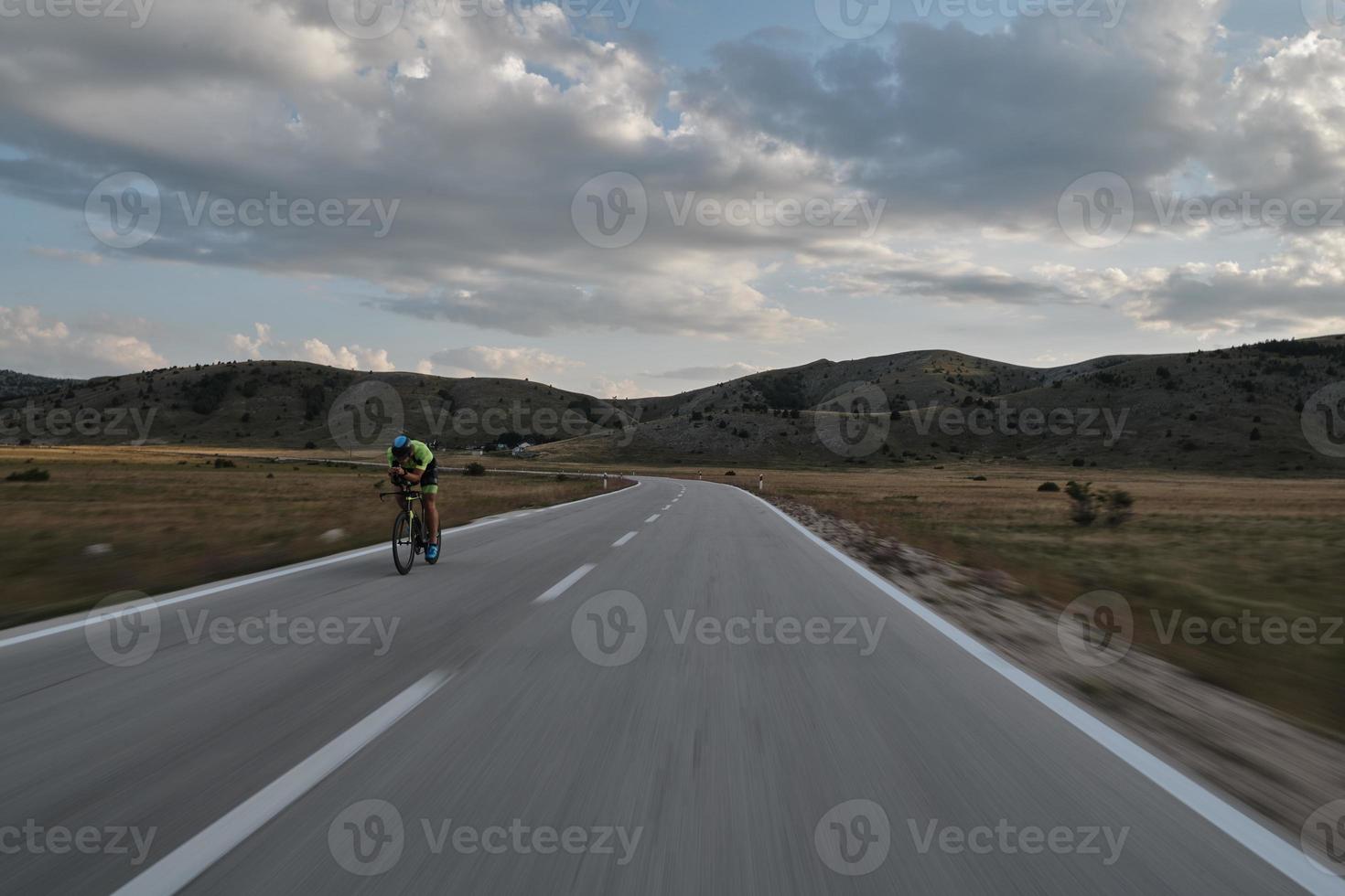 bici da corsa per atleta di triathlon foto