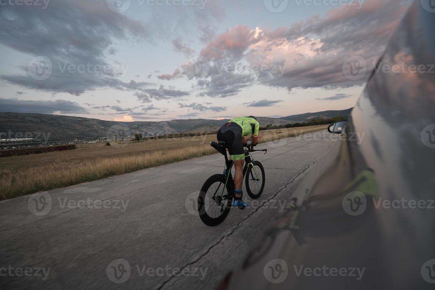 atleta di triathlon in sella a una bicicletta foto