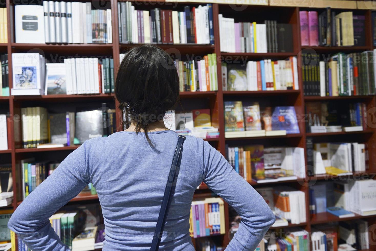 femmina in biblioteca foto