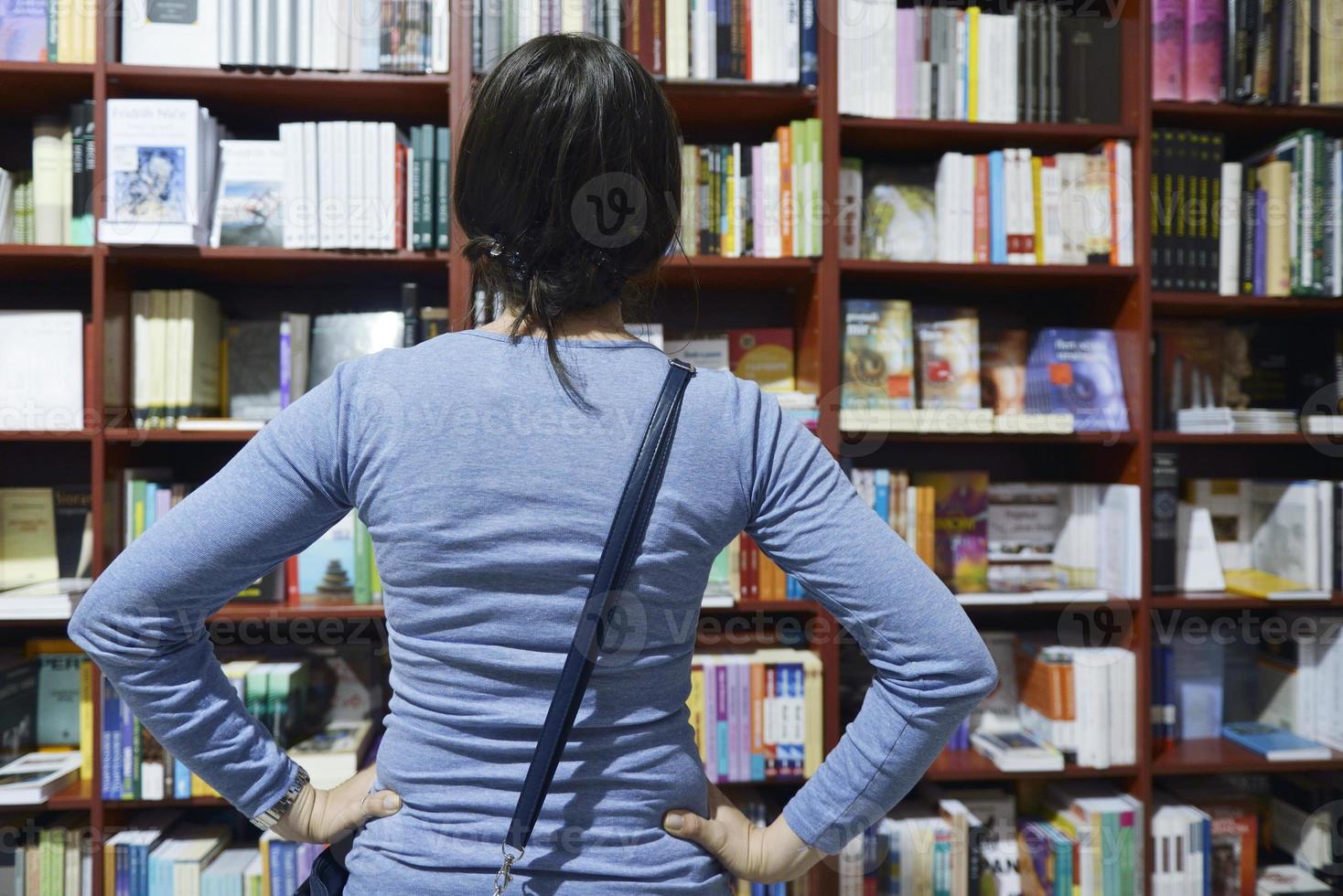 femmina in biblioteca foto