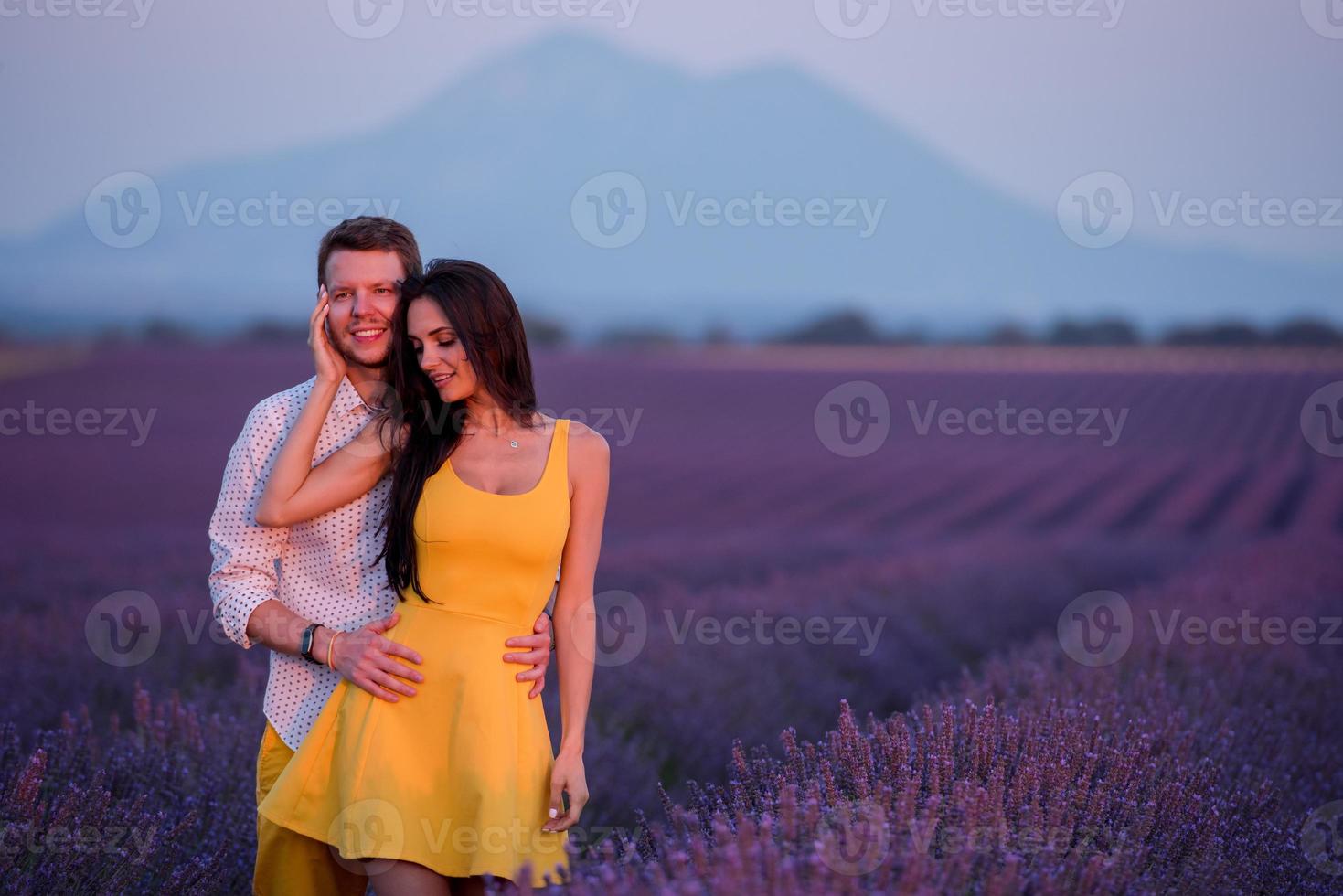 coppia nel campo di lavanda foto