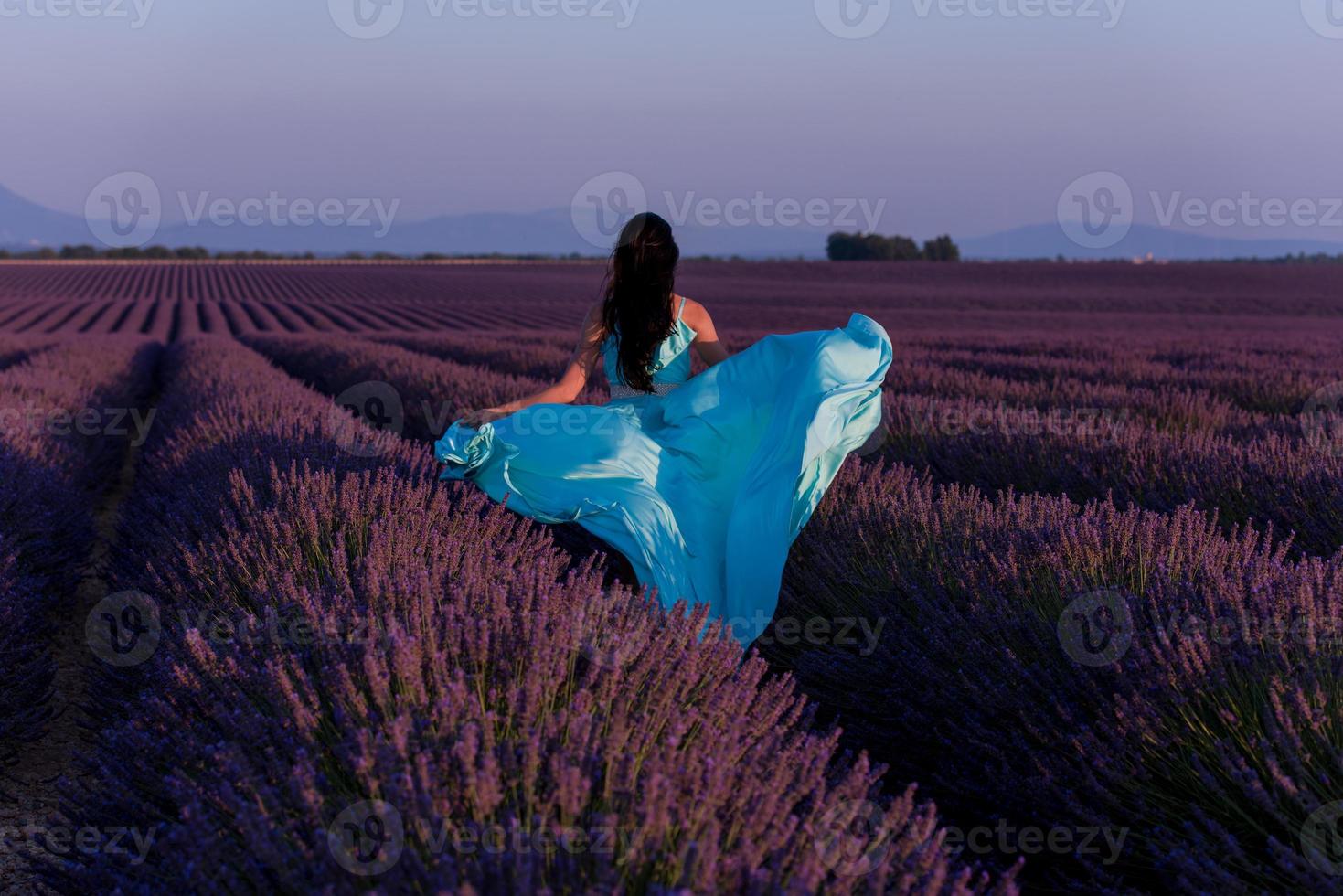 donna nel campo di fiori di lavanda foto