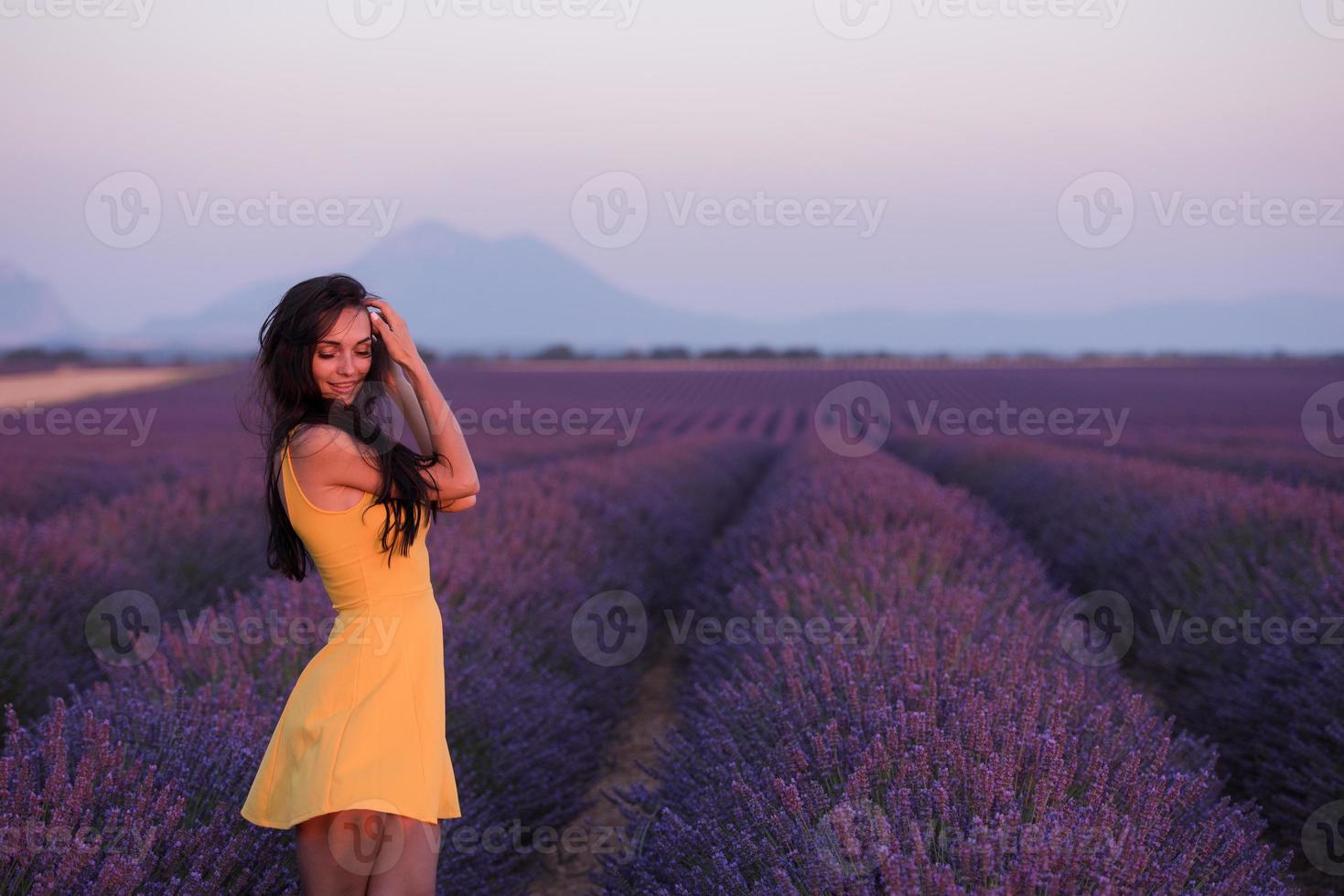 donna in abito giallo al campo di lavanda foto