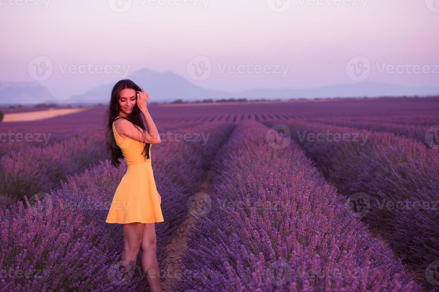 donna in abito giallo al campo di lavanda foto