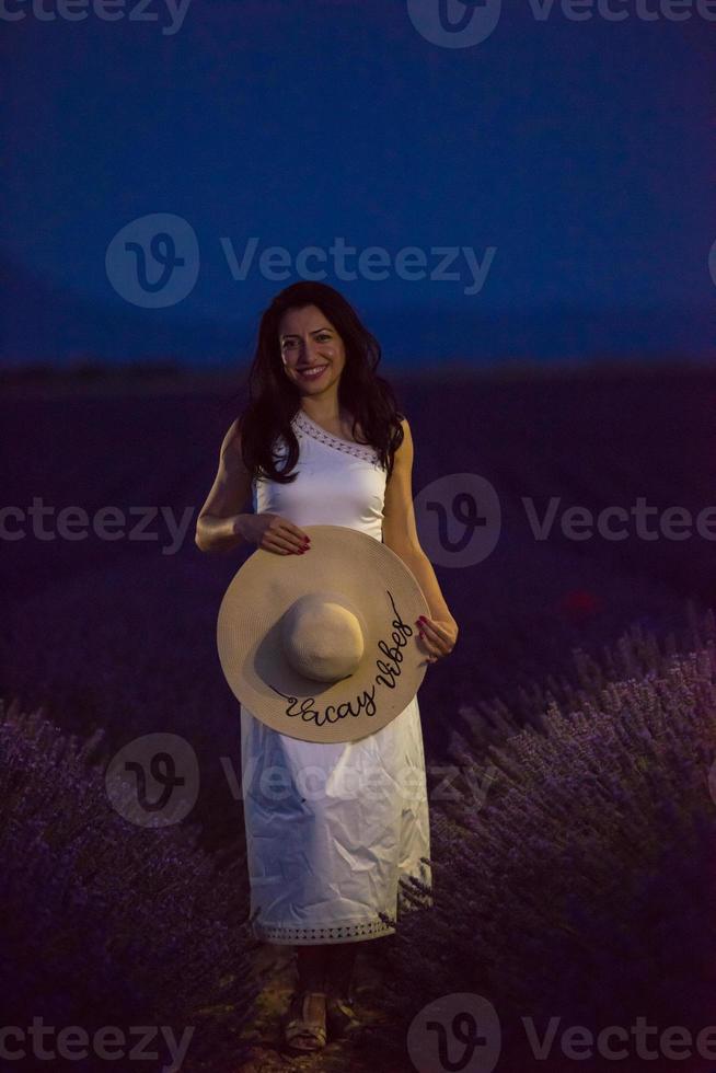 ritratto di donna in campo di fiori di lavanda foto