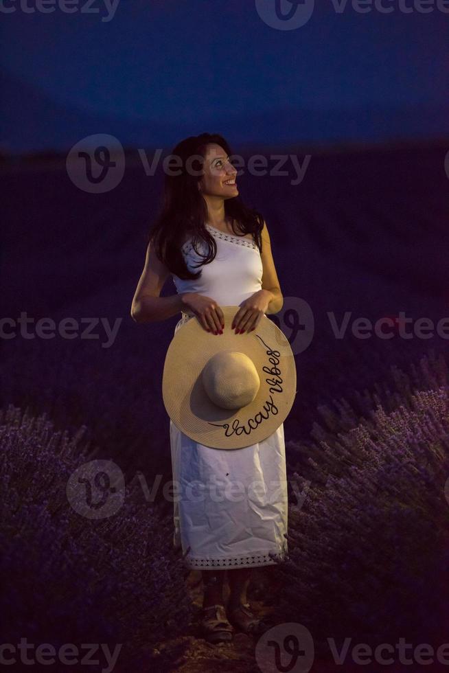 ritratto di donna in campo di fiori di lavanda foto