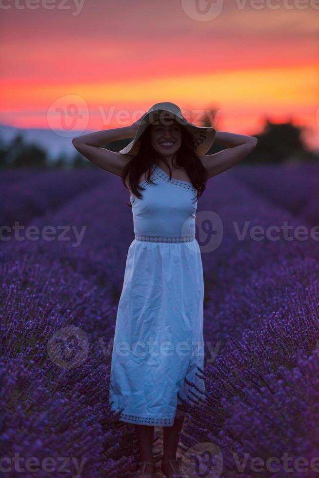 ritratto di donna in campo di fiori di lavanda foto