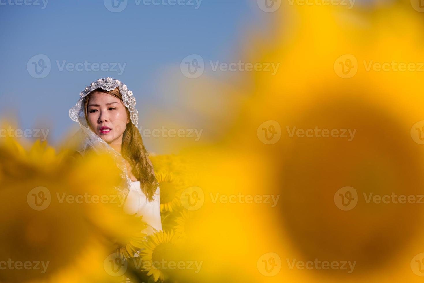 donna asiatica al campo di girasoli foto