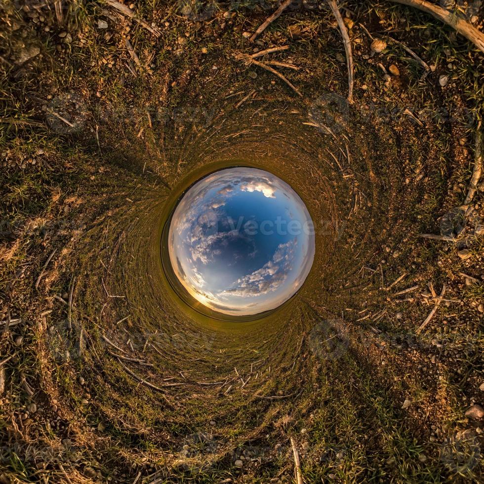 inversione del piccolo pianeta trasformazione del panorama sferico a 360 gradi. vista aerea astratta sferica in campo con bellissime nuvole fantastiche. curvatura dello spazio. foto