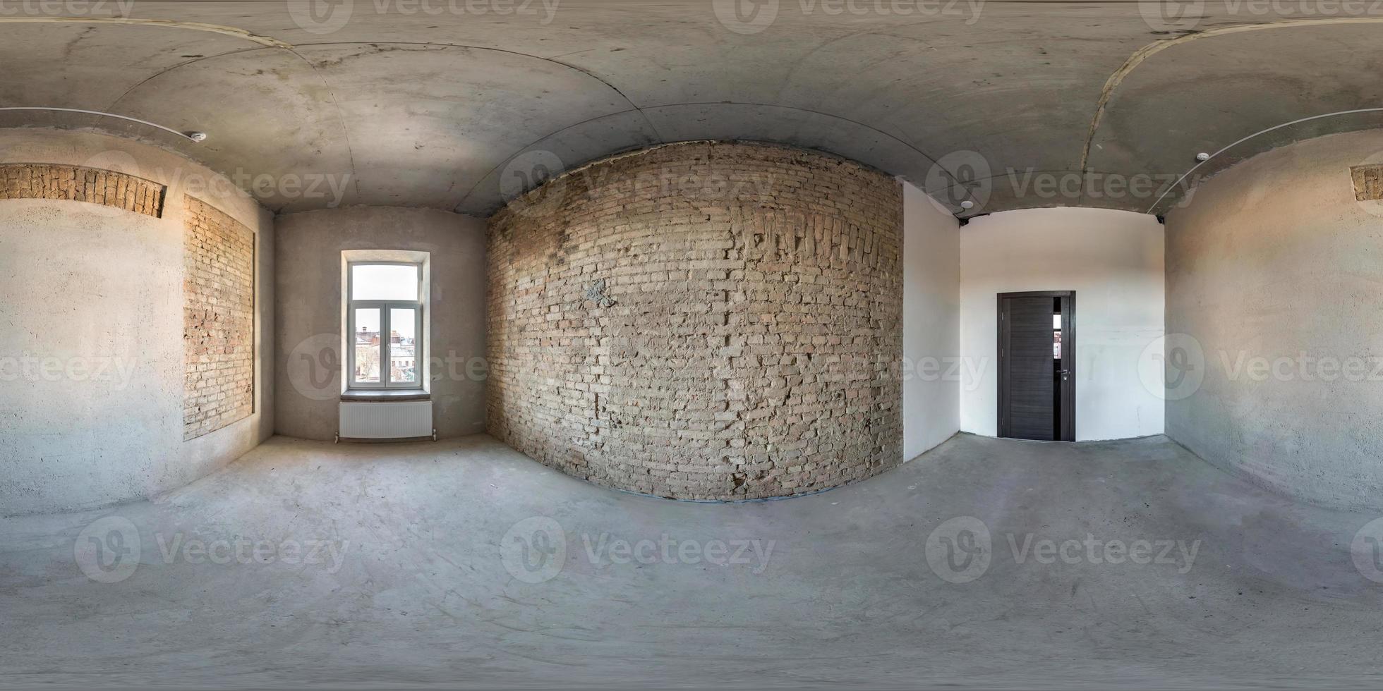 stanza vuota senza riparazioni. panorama hdri sferico completo senza cuciture a 360 gradi all'interno dell'ufficio grigio della stanza del soppalco con finestre panoramiche in proiezione equirettangolare foto