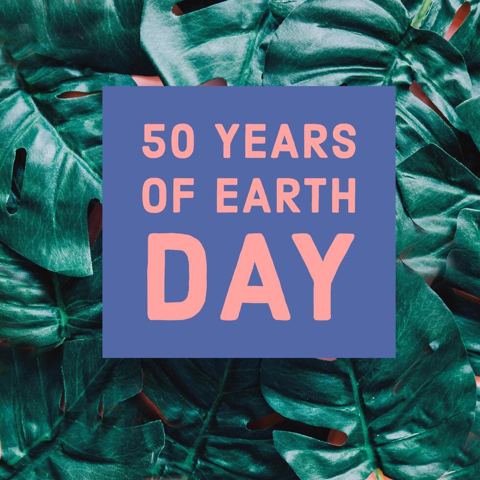 50 anni di festa della terra 2020 concetto di celebrazione sfondo di piante verdi, salva la terra ed eco-friendly foto