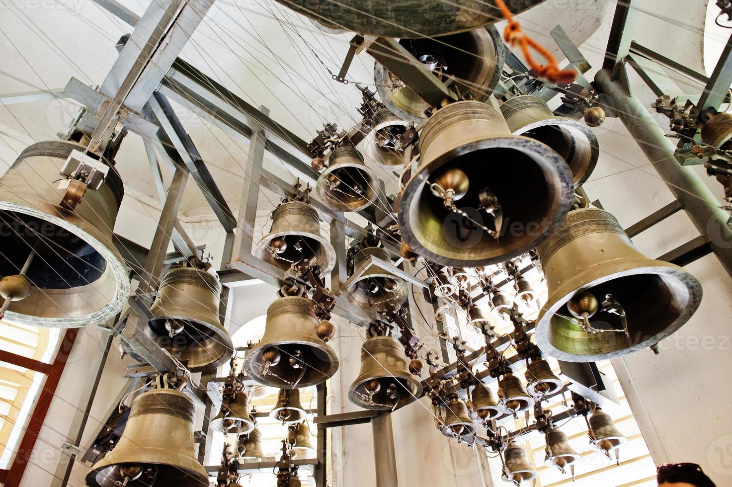 vista ravvicinata delle campane della chiesa ortodossa in metallo nella torre. foto