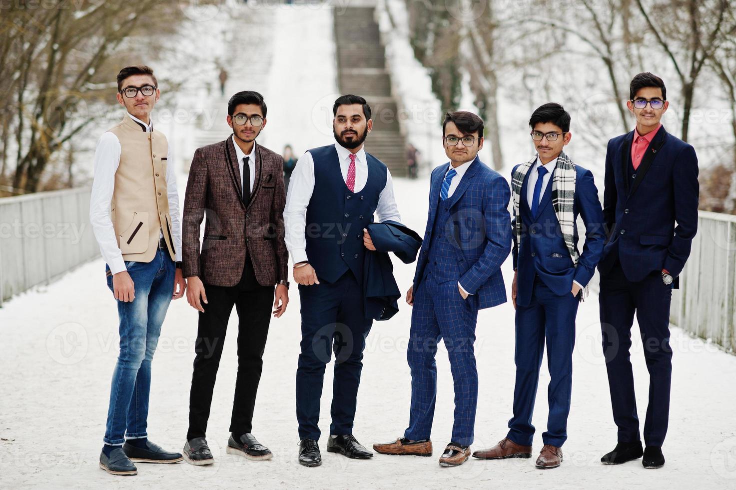 un gruppo di sei uomini d'affari indiani in giacca e cravatta poste all'aperto in una giornata invernale in Europa. foto