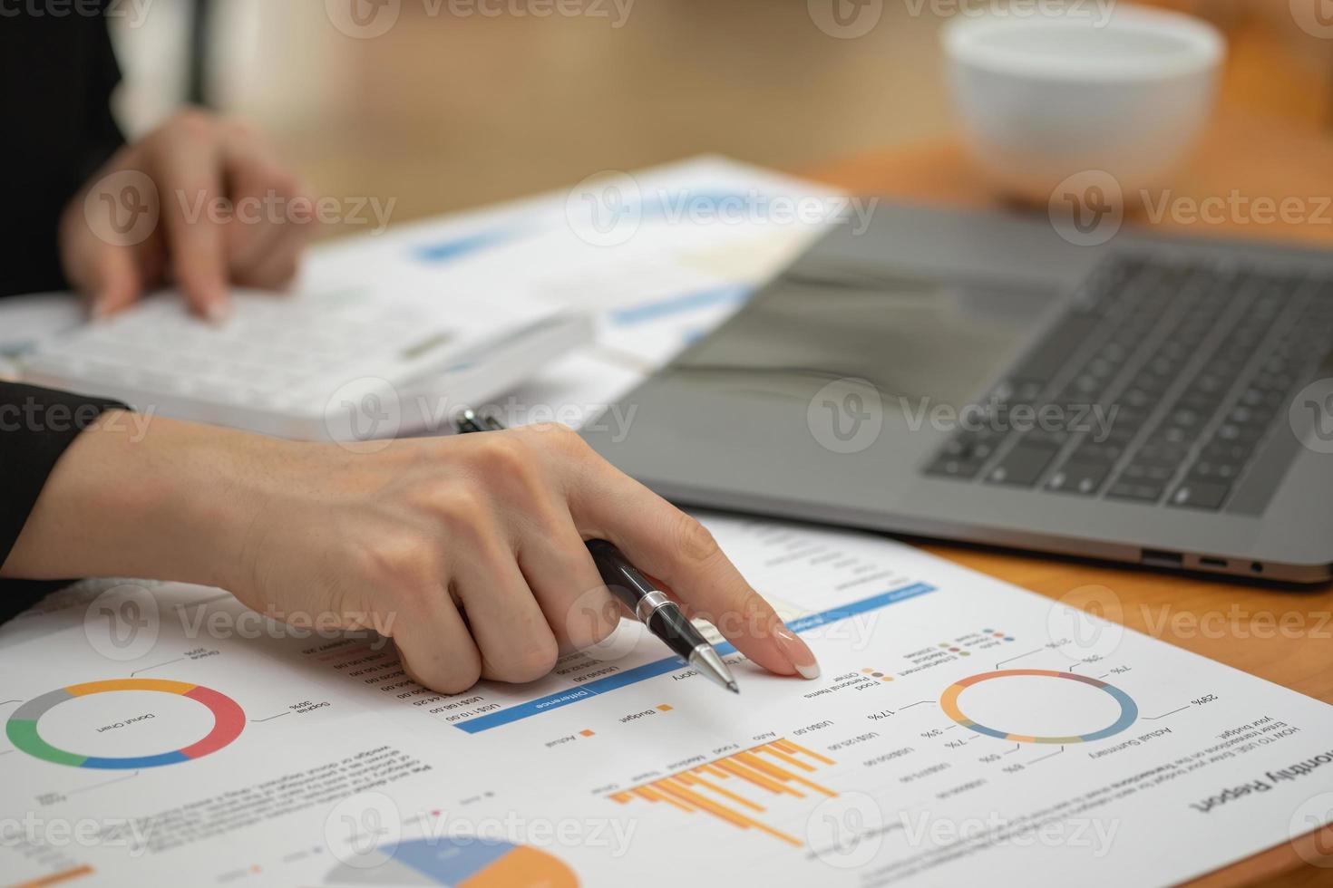 marketing, finanza, contabilità, pianificazione, donne d'affari analizzano i risultati e i profitti dell'azienda con statistiche grafiche. utilizzare un computer portatile e una calcolatrice per calcolare il saldo dell'azienda. foto