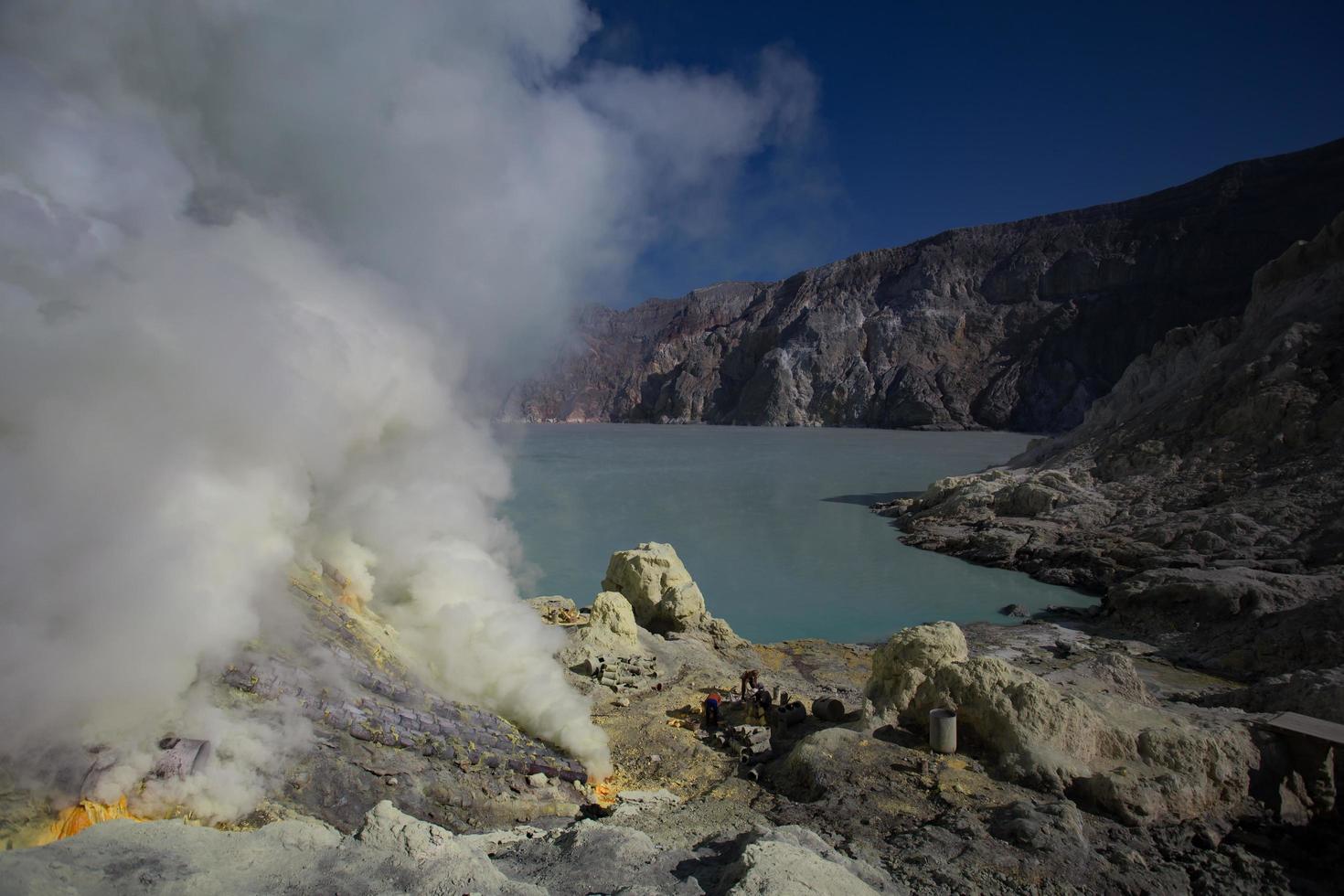 miniera di zolfo all'interno del cratere del vulcano ijen, java orientale, indonesia foto