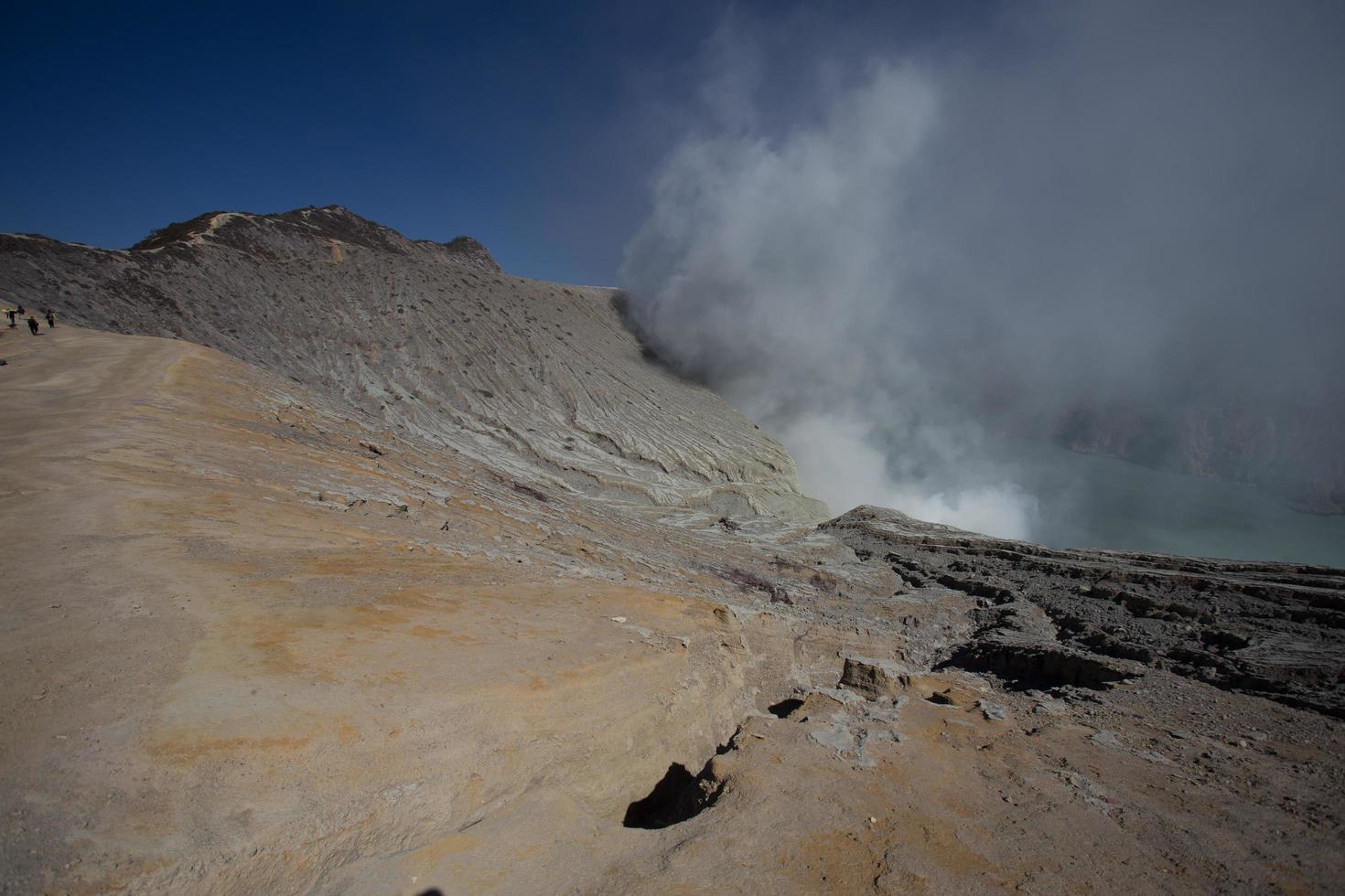 miniera di zolfo con lavoratori a kawah ijen, java, indonesia foto