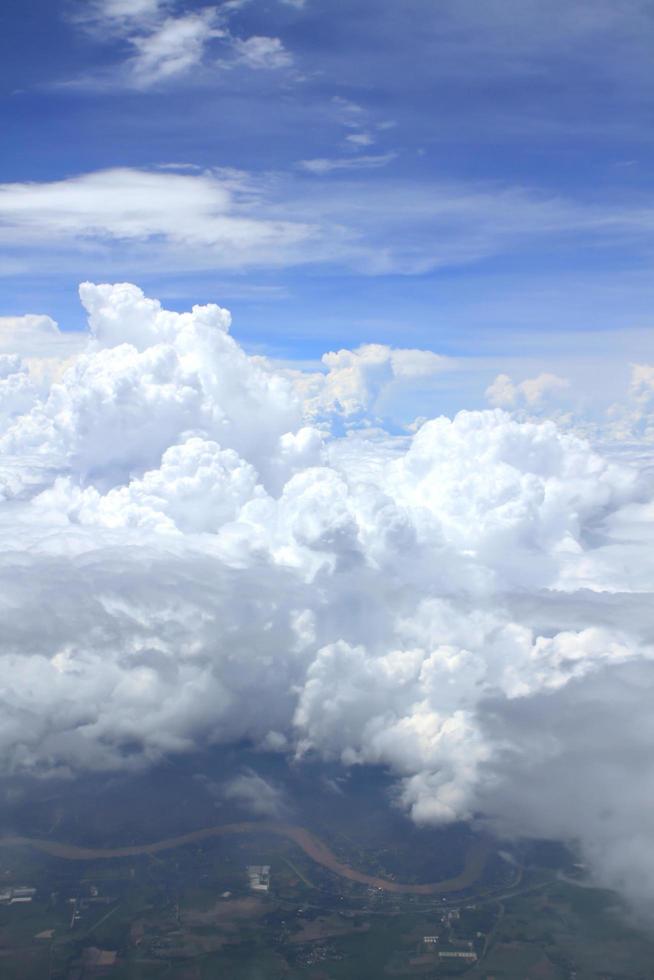 veduta aerea della terra pacifica coperta di nuvole foto